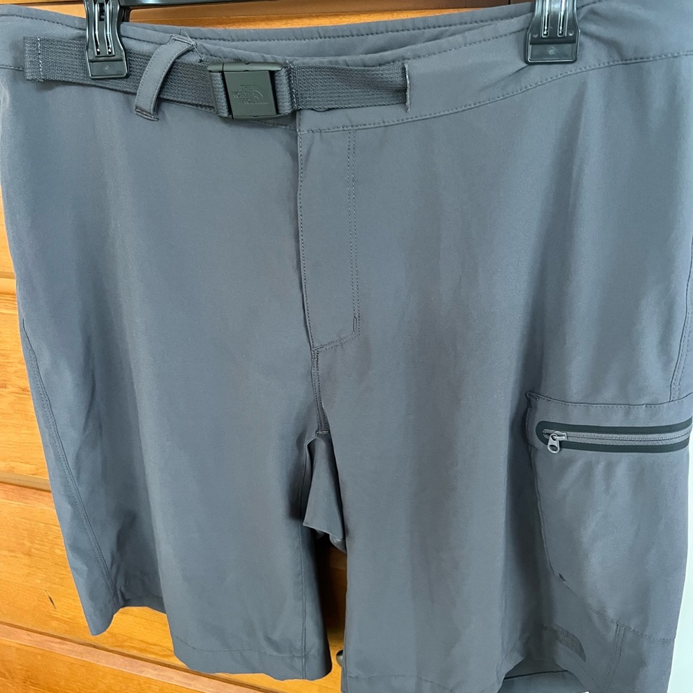 Men’s North Face shorts size 36